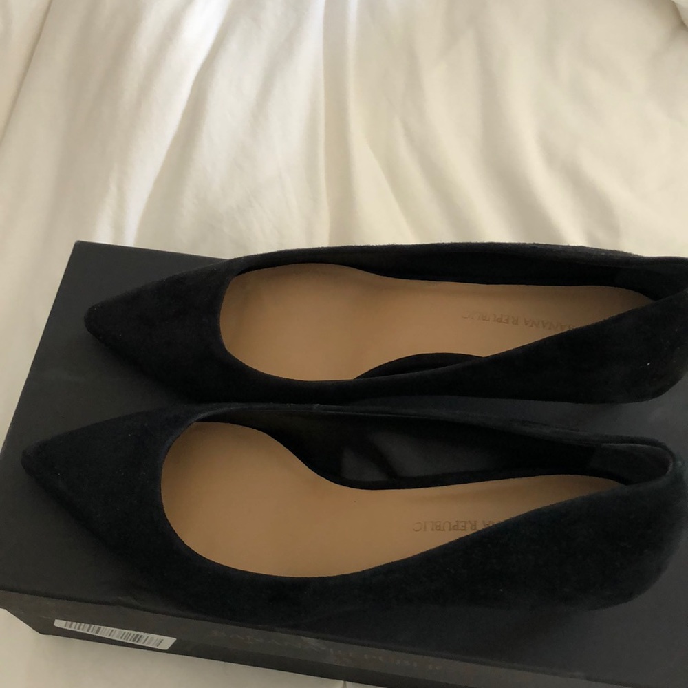Banana Republic black suede kitten heel pump sz 8